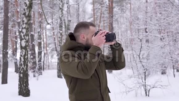 森林里的摄影师视频的预览图