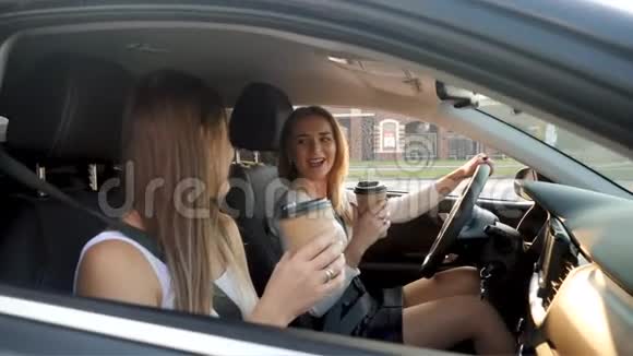 两个女孩坐在车里因为失去了注意力和开车时说话差点撞车视频的预览图