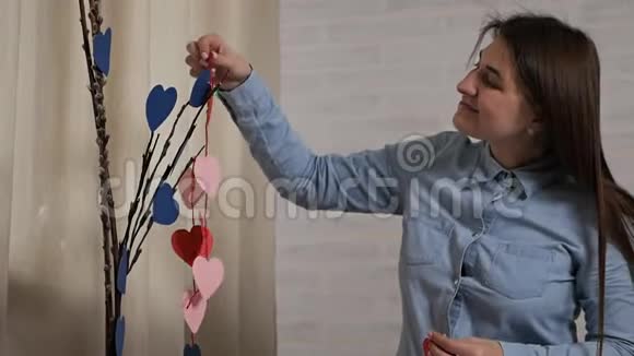 情人节卡片上面写着快乐的情人节卡片dayValentineYoung漂亮的女孩做了装饰品视频的预览图