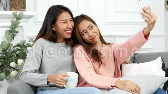 两个漂亮的女孩一起自拍最好的朋友永远的女朋友聊天视频的预览图