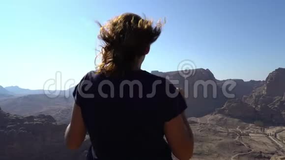 女人在山的边缘跳舞快乐放松目标成就成功视频的预览图