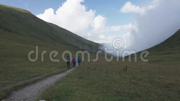 BzerpinskiyKarniz一群徒步旅行者沿着一条山路走视频的预览图