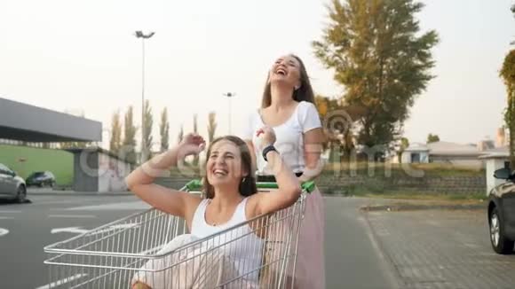 4k视频快乐的笑女在大商场停车购物时玩得开心视频的预览图