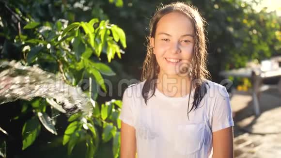 家庭后院少女脸上泼水的慢镜头特写视频视频的预览图