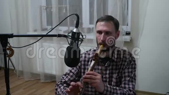 吹笛子的人视频的预览图