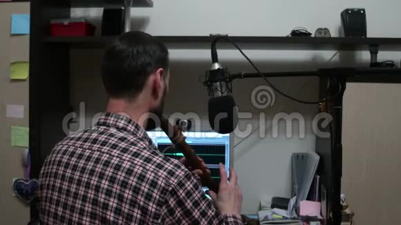 吹笛子的人视频的预览图