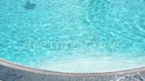 夏日阳光明媚的游泳池有清澈的蓝水视频的预览图