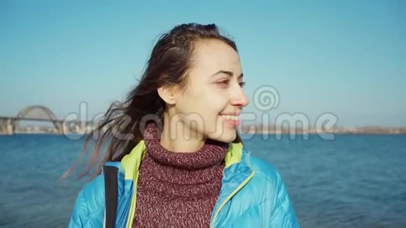 肖像女子走在海边阳光明媚风吹头发视频的预览图