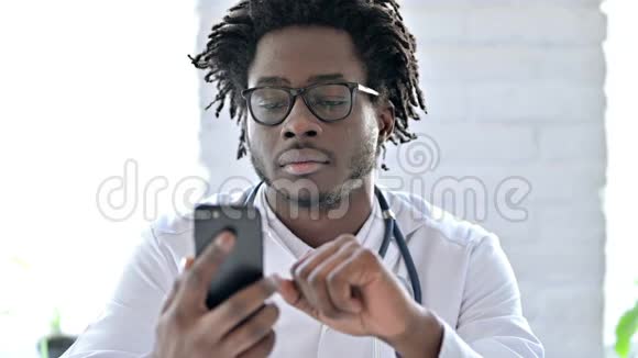聚焦非洲医生使用智能手机视频的预览图