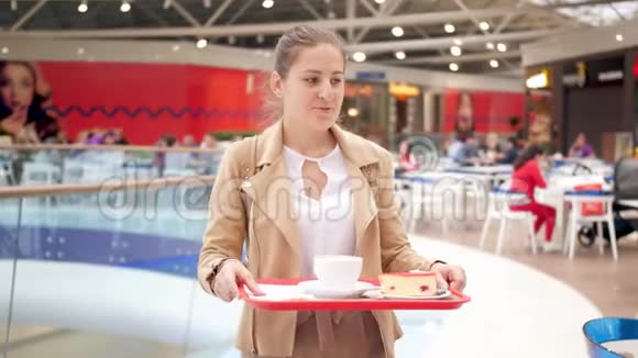 4k视频美女微笑着走在自助咖啡厅食物放在塑料托盘上视频的预览图