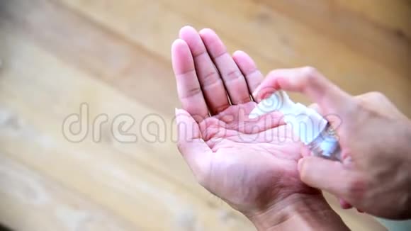 使用消毒凝胶清洁手部视频的预览图
