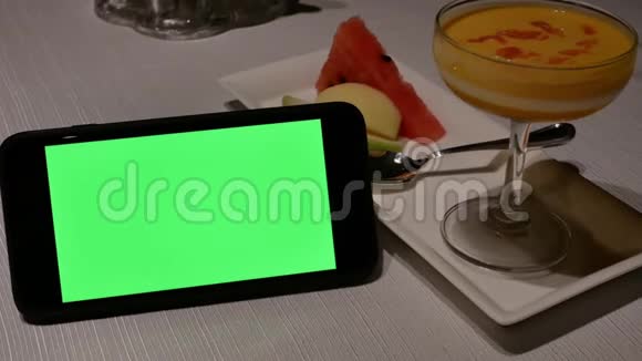 绿色屏幕手机和芒果布丁甜点的运动视频的预览图