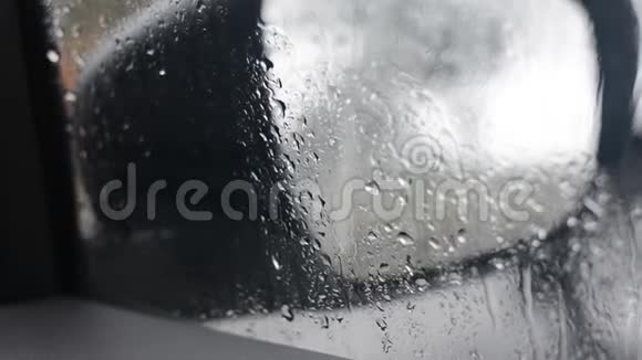 雨水倾泻在车窗上视频的预览图