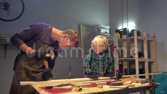 男人教男孩如何在车间里使用木头视频的预览图