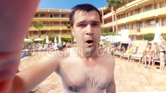 夏季酒店度假村户外游泳池中年轻人跳跃的慢动作视频视频的预览图