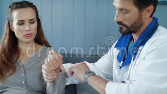 重症医生测量脉搏的宏观对紧张的孕妇在办公室视频的预览图