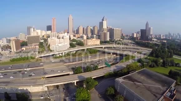 佐治亚州亚特兰大市中心和20号州际公路的空中录像视频的预览图