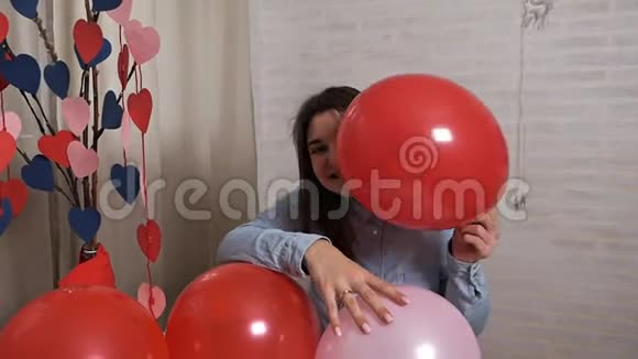可爱的女孩为情人节充气气球视频的预览图