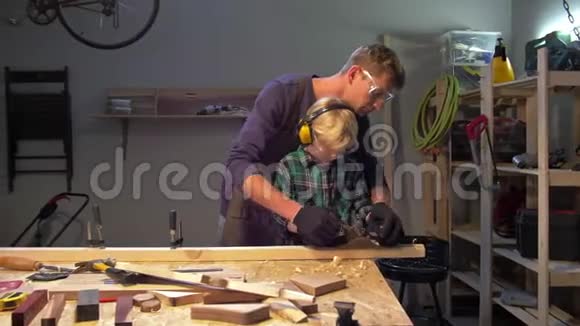 师父教小男孩擦木板视频的预览图