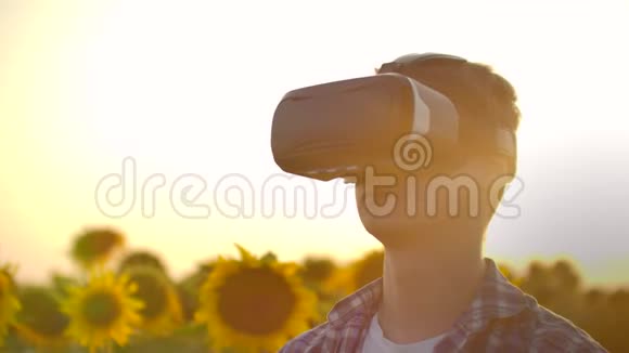 一个进步的现代农民在一个领域向日葵使用VR技术模拟应用程序用户界面视频的预览图