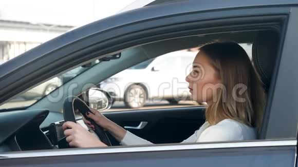 4k特写视频美丽性感女人驾驶汽车在停车场寻找位置视频的预览图