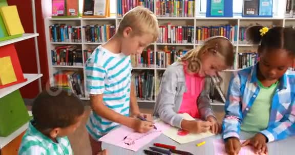 孩子们在图书馆画画视频的预览图