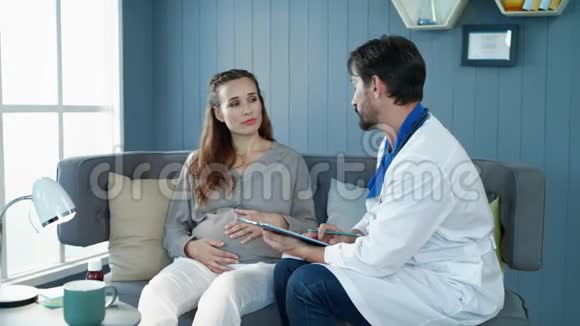 特写孕妇听医生推荐在产前柜视频的预览图