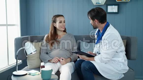 产科医生咨询孕妇孕妇保健视频的预览图