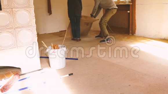 全面翻新期间拆除空屋内的旧地毯视频的预览图