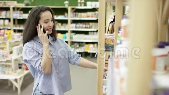女孩打电话问运动营养商店的建议视频的预览图
