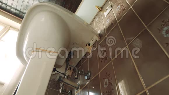 工人用手拆除生锈的旧瓷浴室水槽视频的预览图