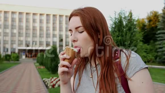 红发女孩吃冰淇淋视频的预览图