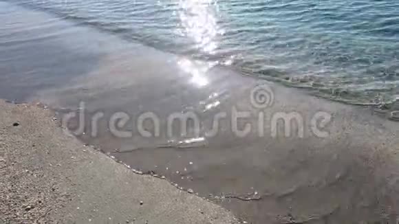 清澈清澈的大海和沙滩视频的预览图