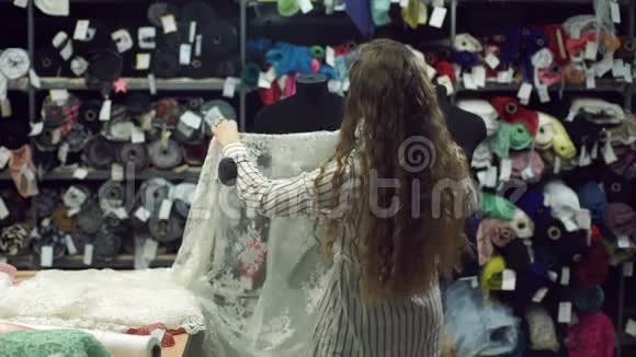 女性设计婚纱基于花边的人体模型在沙龙视频的预览图