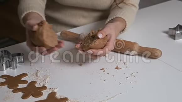 女人用手揉面团做姜饼在烹饪工具附近从上面看视频的预览图