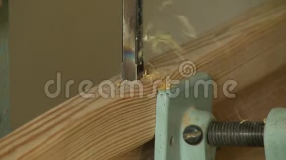 木材中的切割方孔视频的预览图