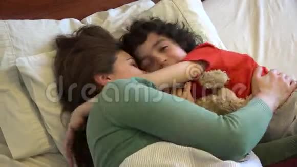 单身母亲和儿子睡在一起视频的预览图
