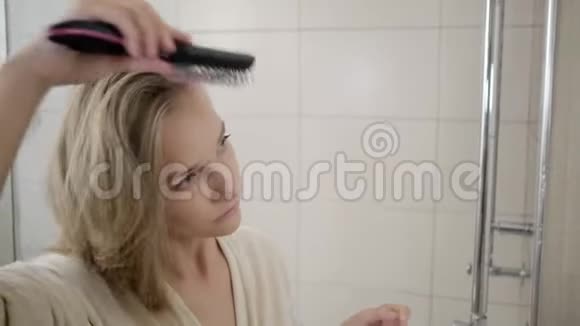 女人在洗手间梳头视频的预览图