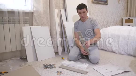 男人在家里组装盒子视频的预览图