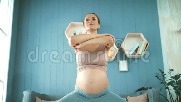 怀孕的肚子妈妈做下蹲运动准妈妈在工作视频的预览图