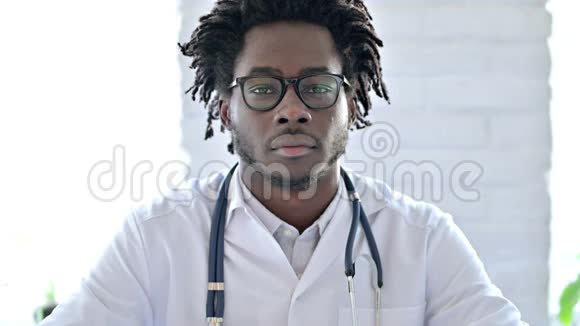 开朗的非洲医生对着镜头微笑视频的预览图