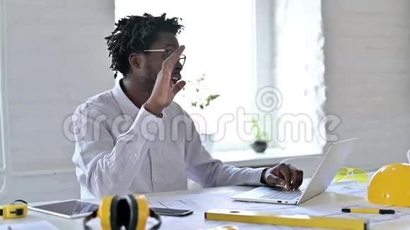 非洲建筑工程师在办公室用笔记本电脑进行视频聊天视频的预览图