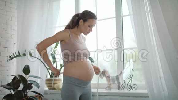 孕妇用胶带测量腹部肚皮妈妈惊人的肚子体积视频的预览图