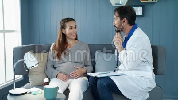 体检医生在办公室用听诊器检查孕妇腹部视频的预览图