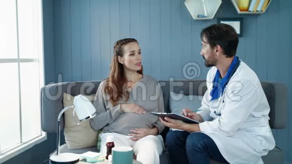 产科医生在医院咨询孕妇视频的预览图