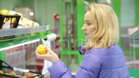 年轻的金发女郎选择水果蔬菜超市市场的水果视频的预览图