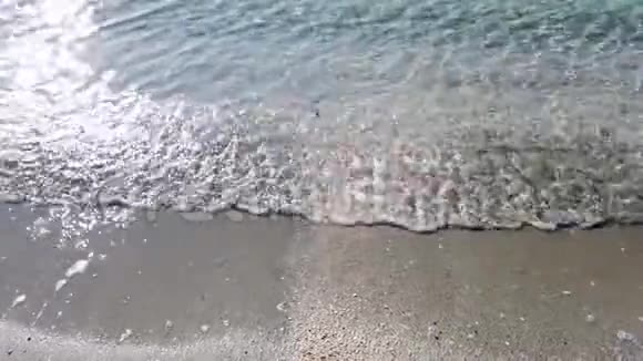 清澈清澈的大海和沙滩视频的预览图