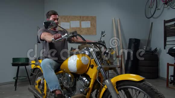 男人坐在摩托车上发动引擎视频的预览图