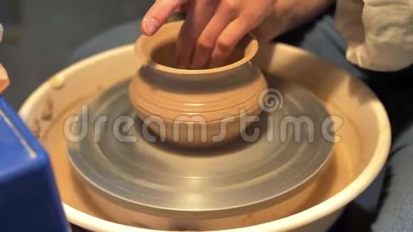 女人在作坊里用陶轮做锅子动作慢视频的预览图