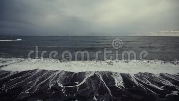 海浪冲击岩石海岸视频的预览图